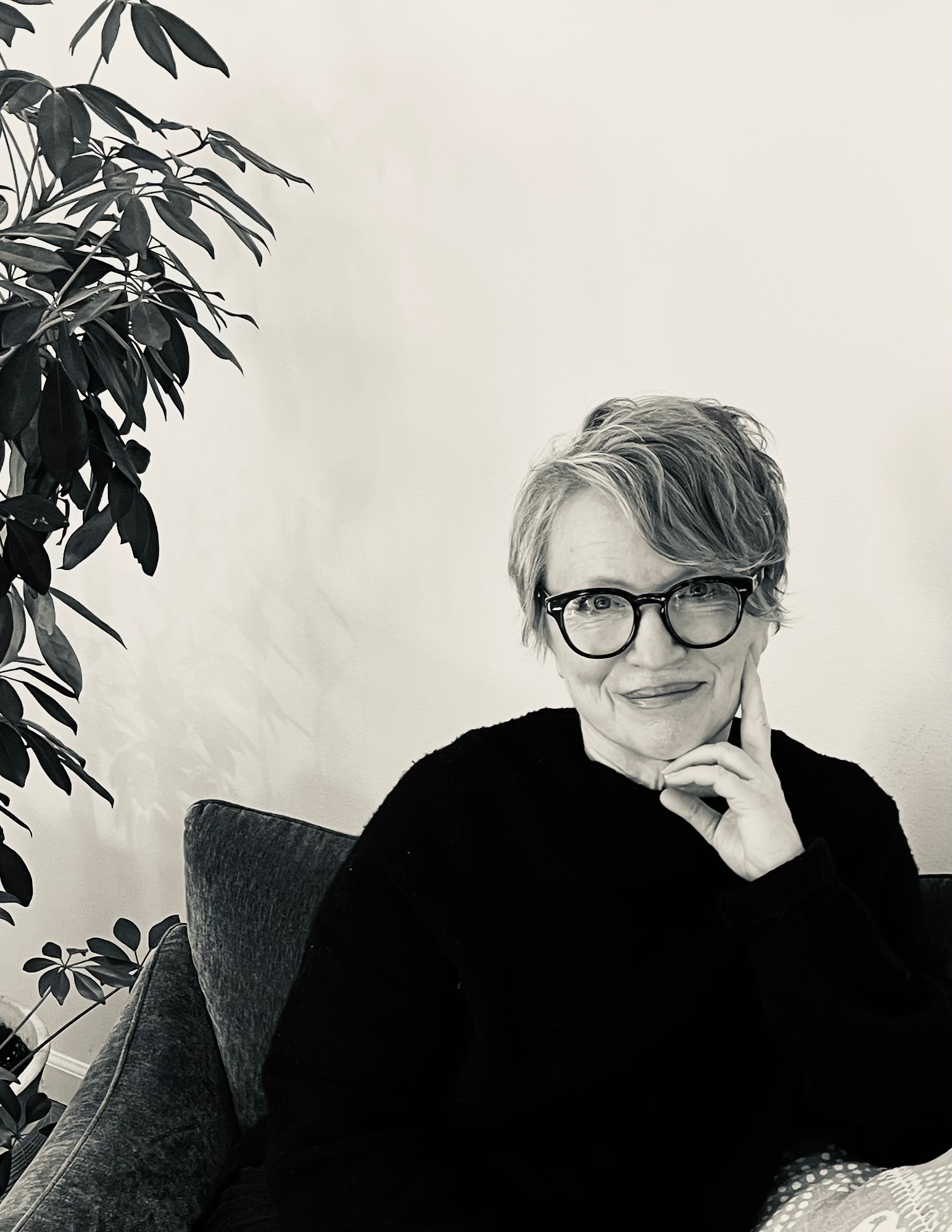 A black and white photo of author Shelly Chatterelli